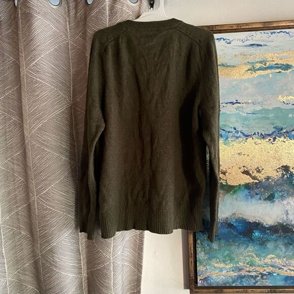 J crew olive green men's sweater with round neck and two buttons size Large - Picture 2 of 10